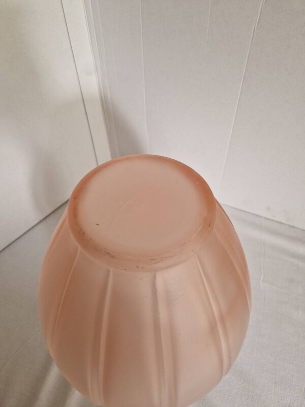 Grand vase rose art déco en verre moulé décor de fleurs