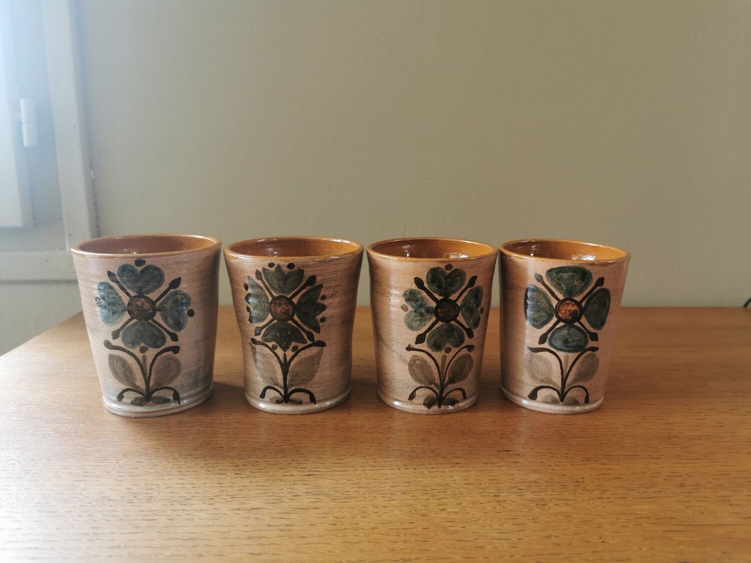 Suite of 4 vintage mugs