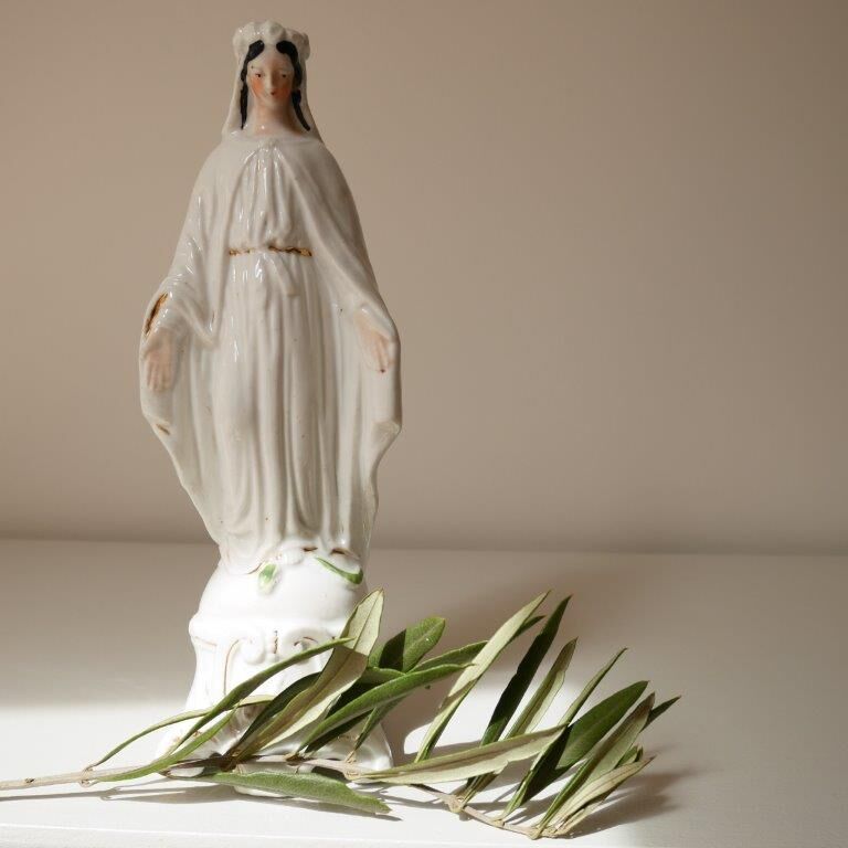 Statue de la Vierge Marie en porcelaine