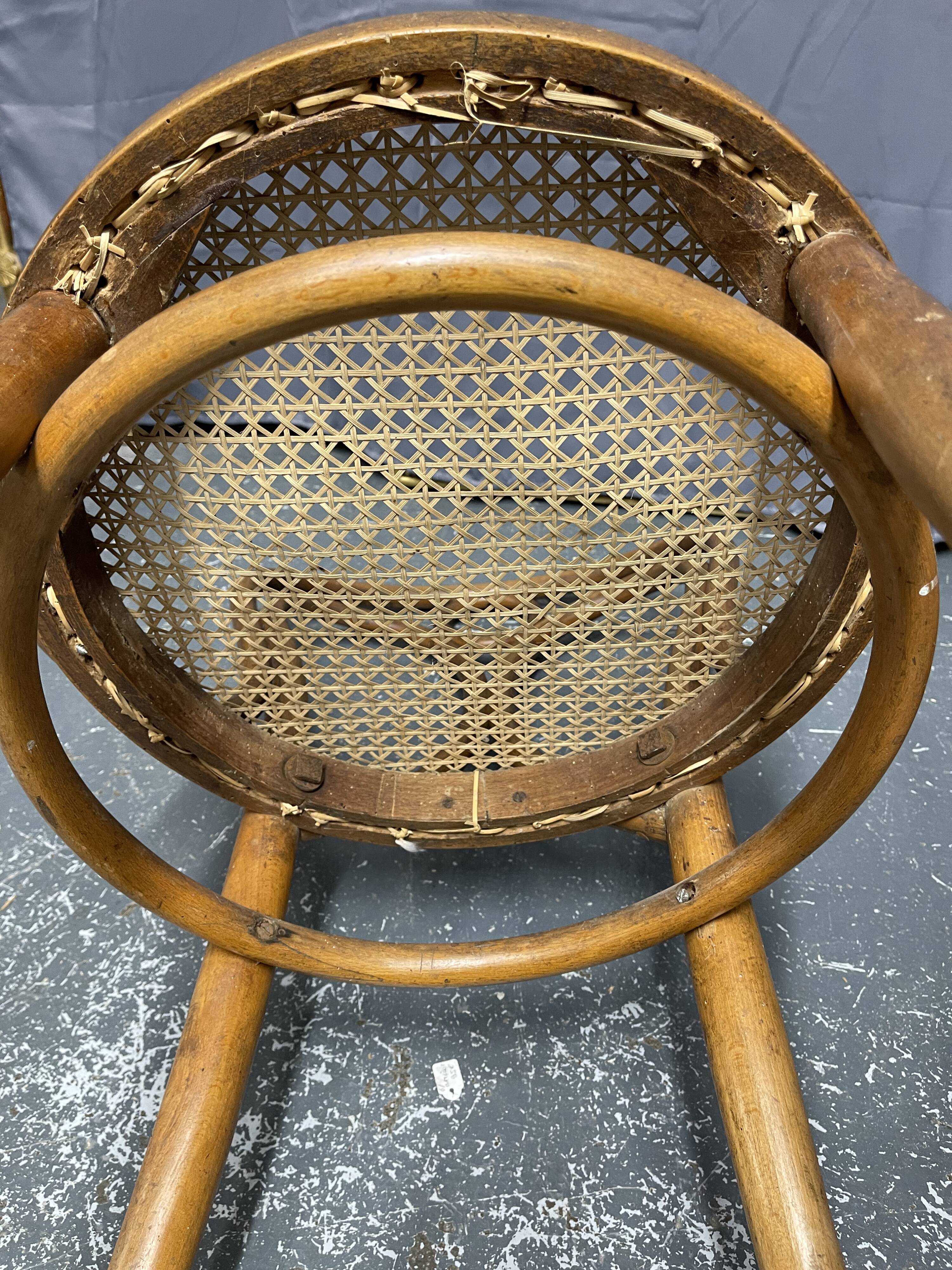 Paire de chaises Thonet n 19 estampillées thonet
