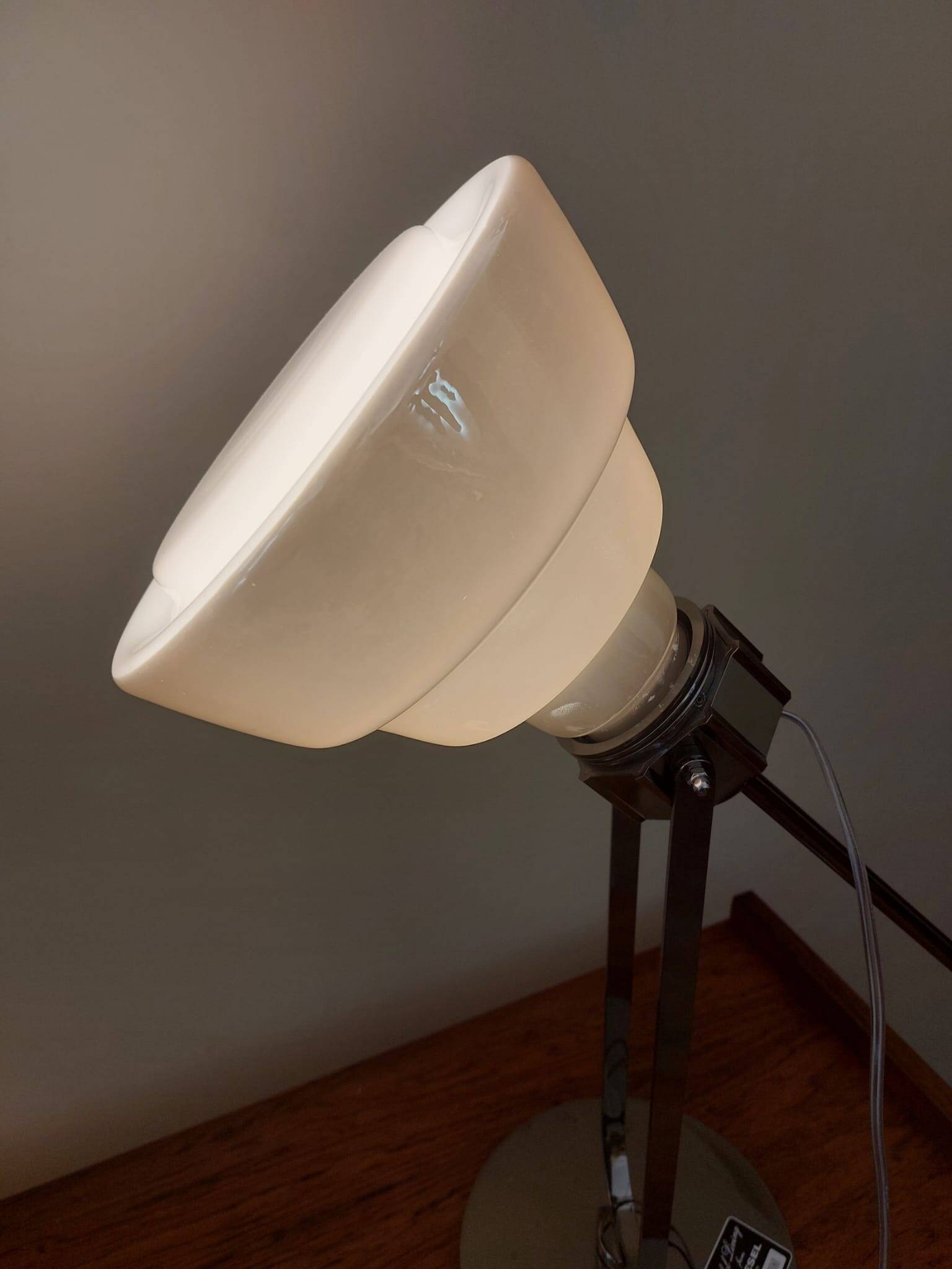 Lampada da tavolo "Glas" in vetro opalino e acciaio cromato