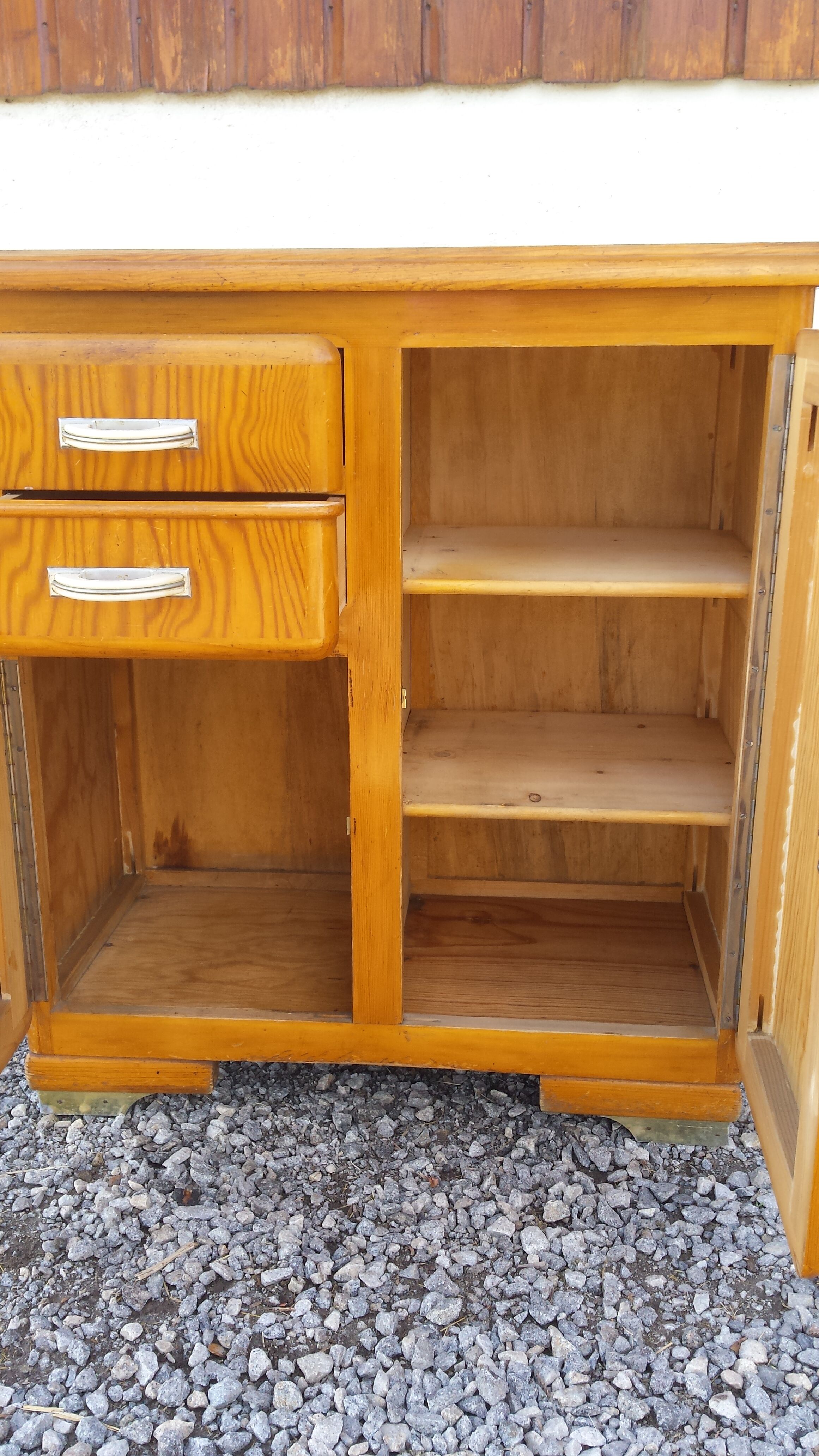 Honey-coloured mado buffet