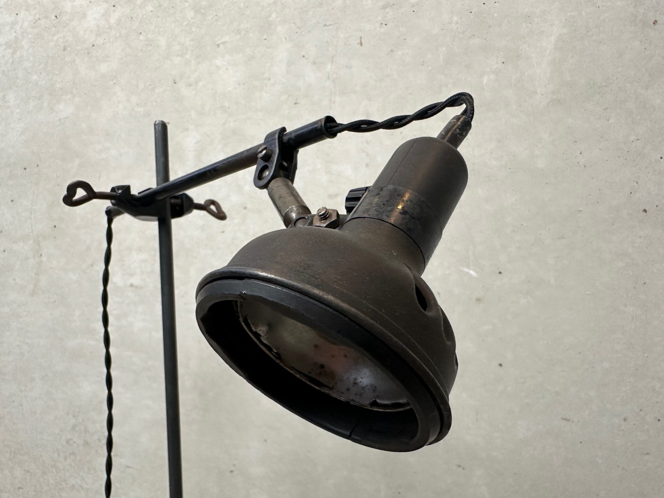Industrial bakelite table lamp – Singer