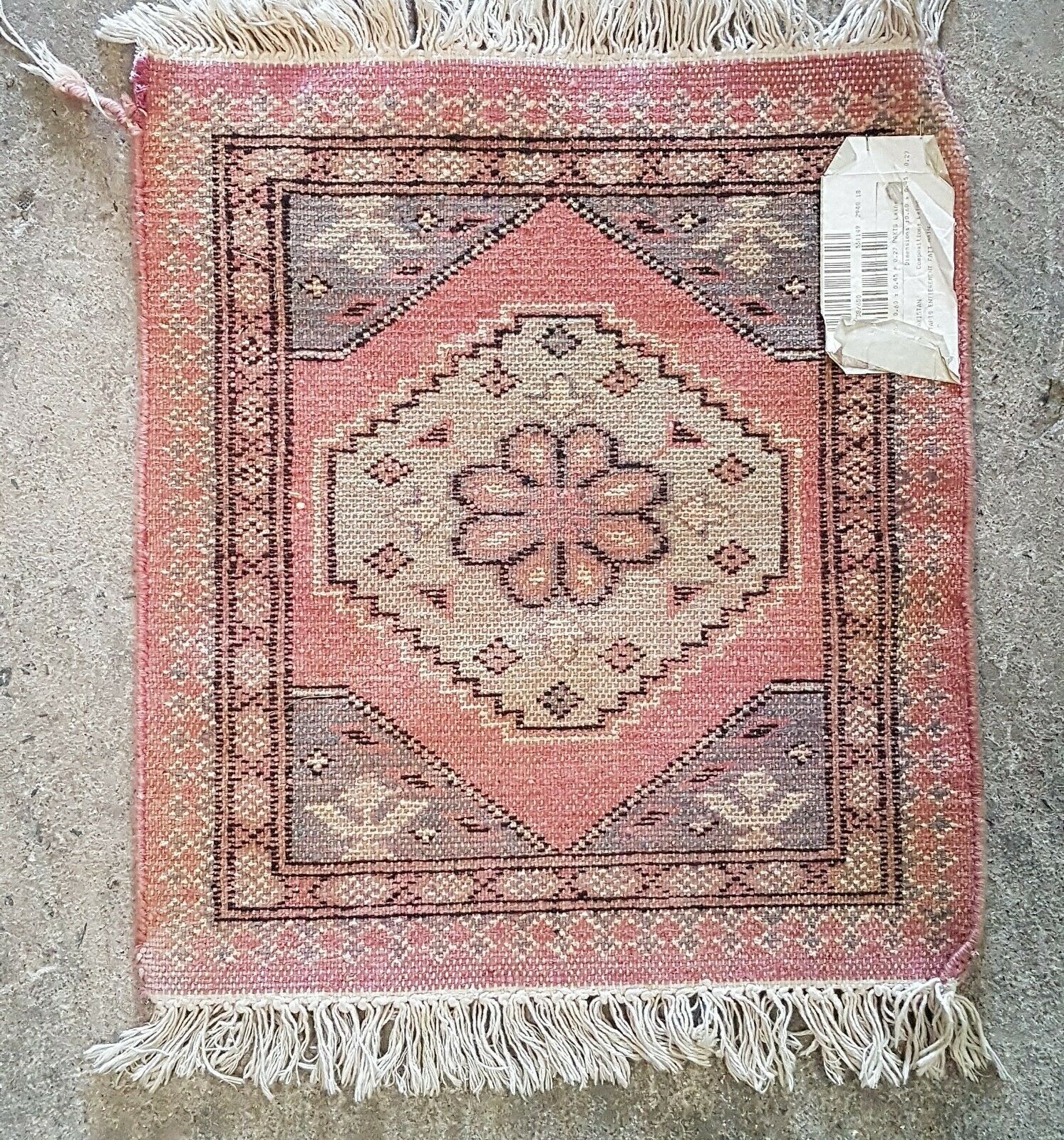 Pakistan's pure wool carpet dimensions 0.60 x 0.45 cm