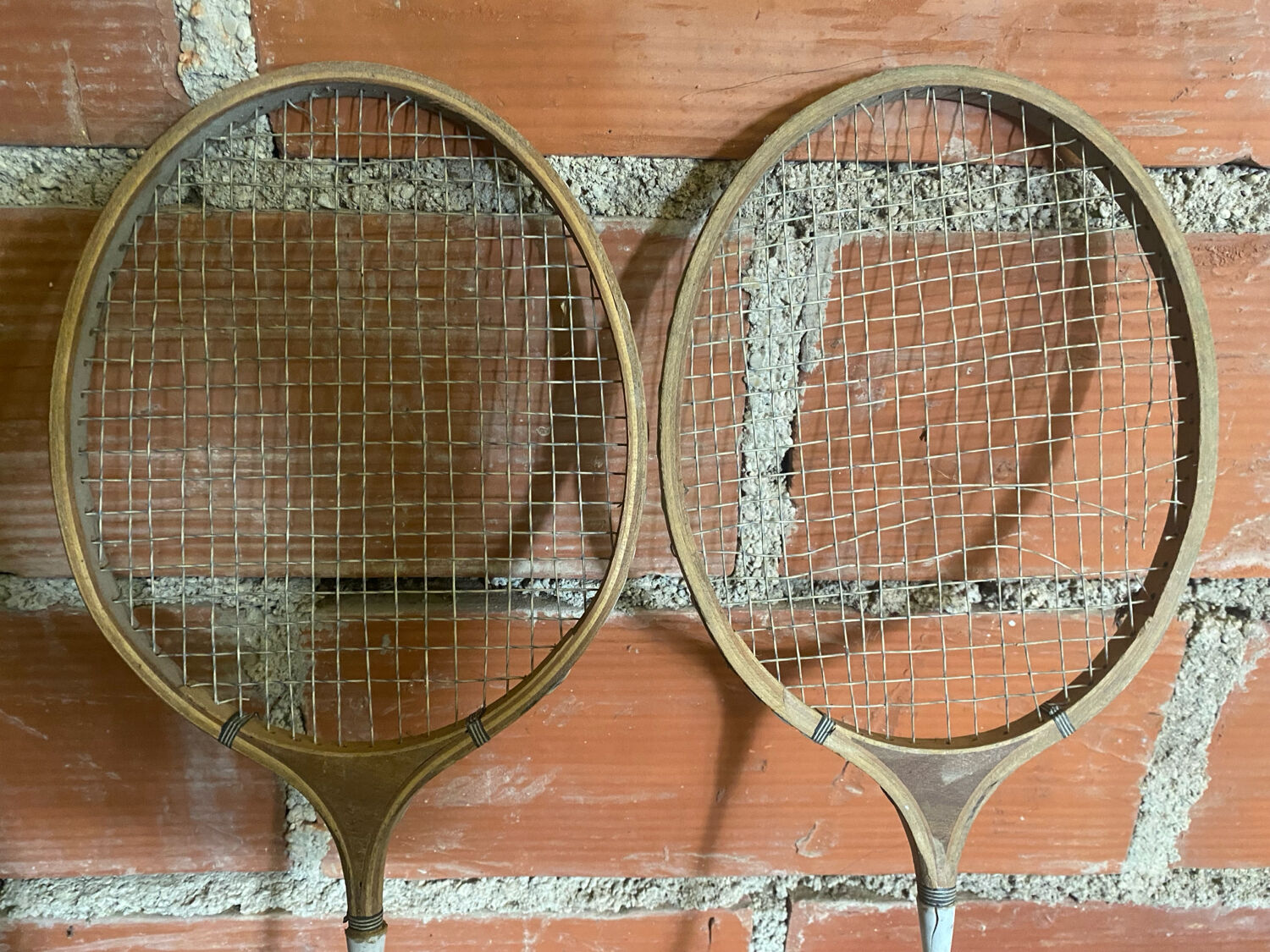 Paire de raquettes de tennis anciennes en bois et métal, années 50