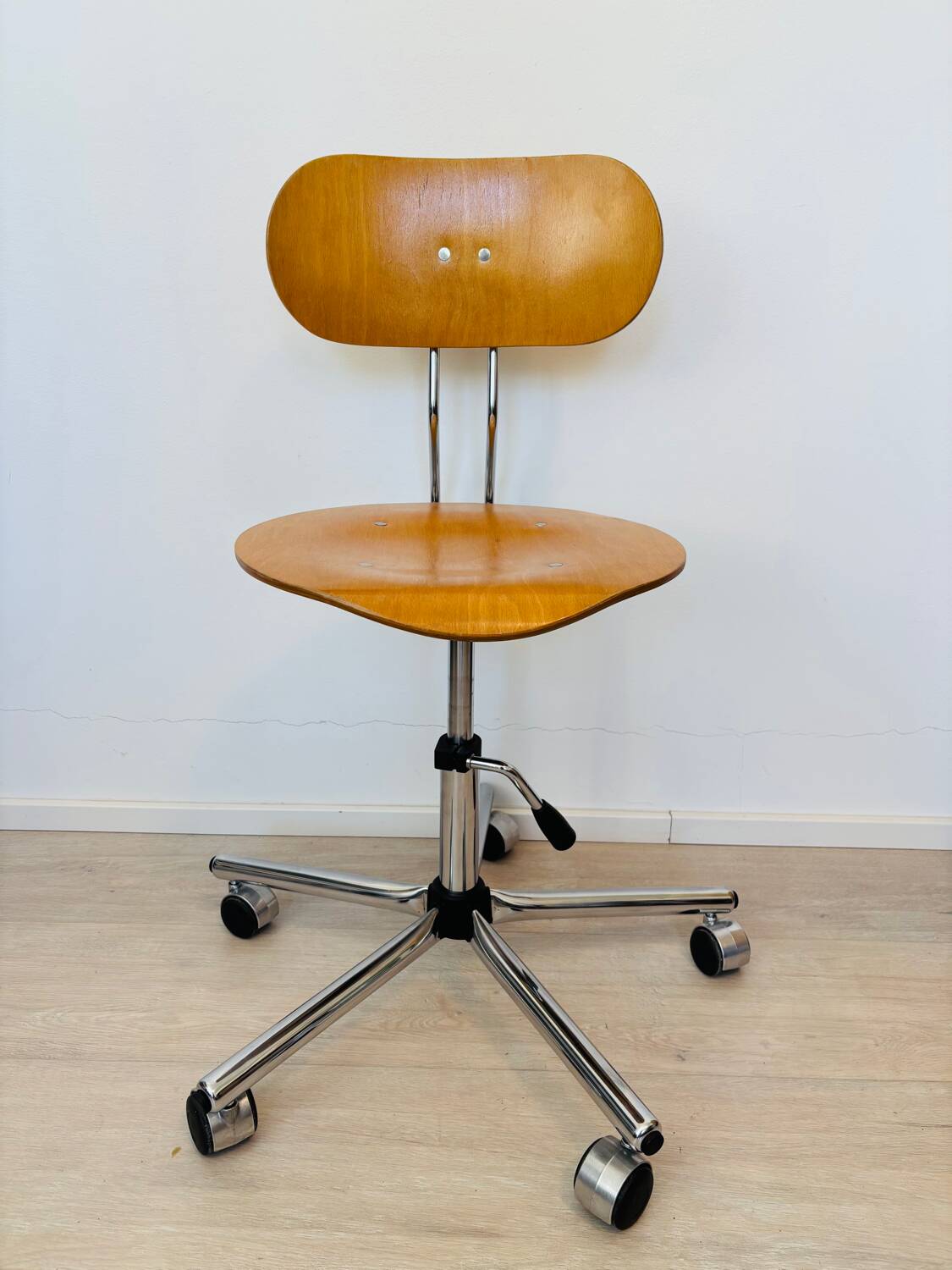 Chaise de bureau industrielle vintage en bois Kovona, Tchécoslovaquie, années 1970