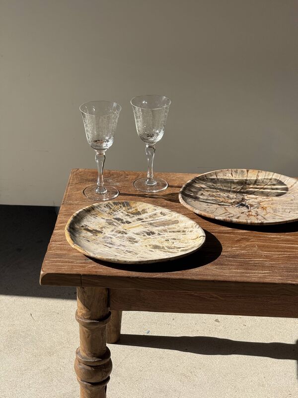 Petit vide poche ou plat en bois pétrifié beige cernes petit cœur noir