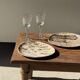 Petit vide poche ou plat en bois pétrifié beige cernes petit cœur noir