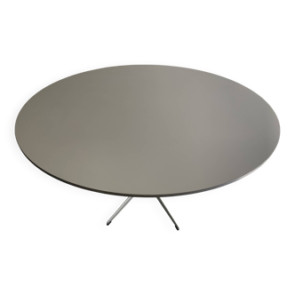 Table ronde A826 de Arne Jacobsen