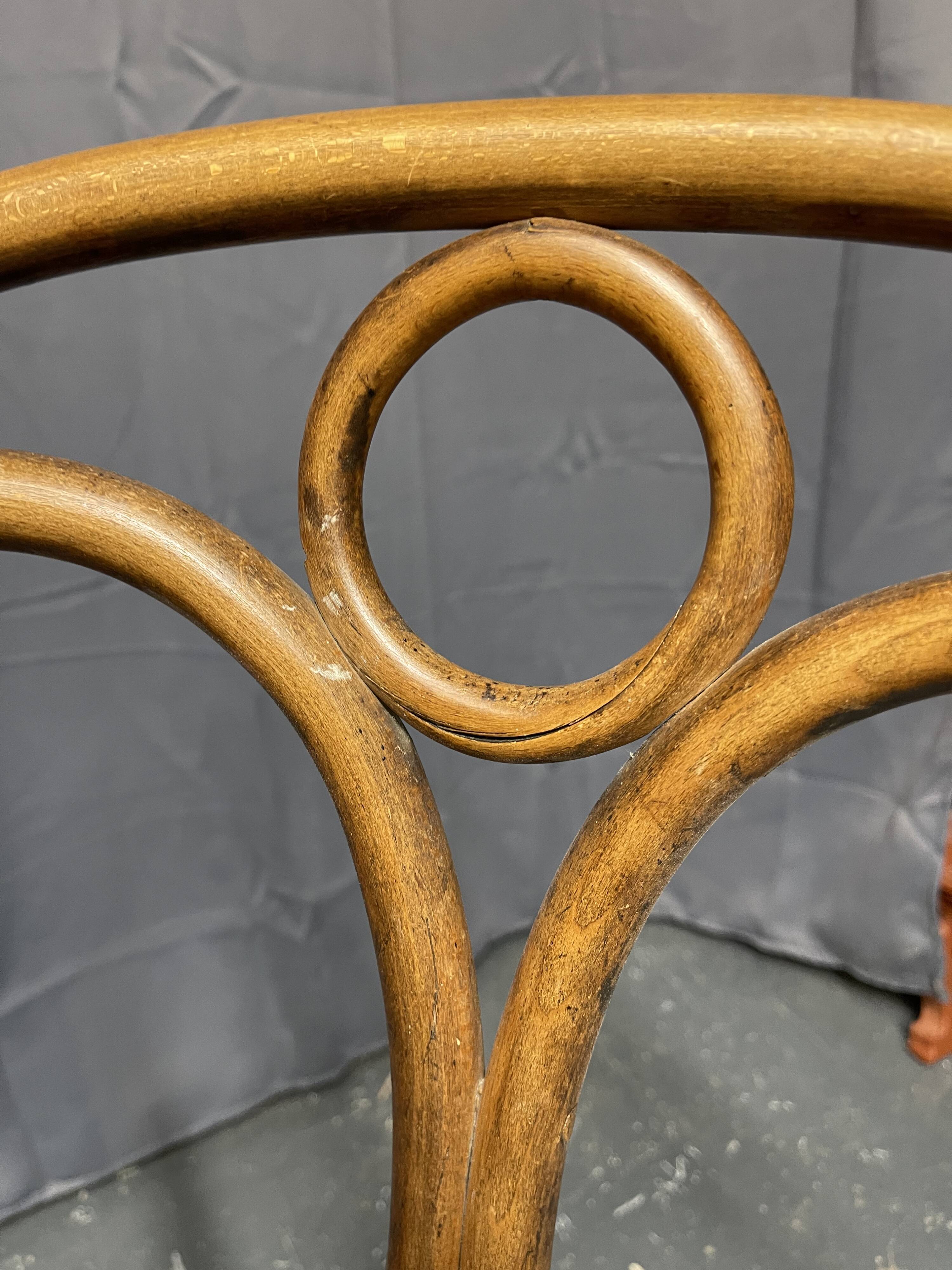 Paire de chaises Thonet n 19 estampillées thonet