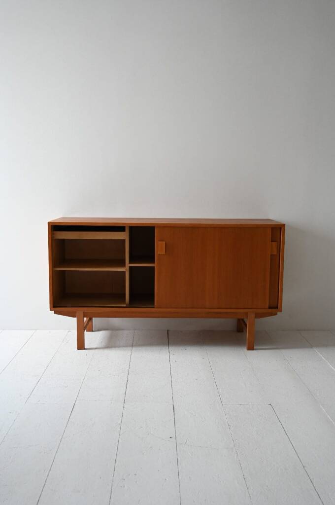 Buffet danois avec portes coulissantes, étagères et tiroir intérieur. Danemark, années 1970.