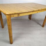 Extendable pine table
