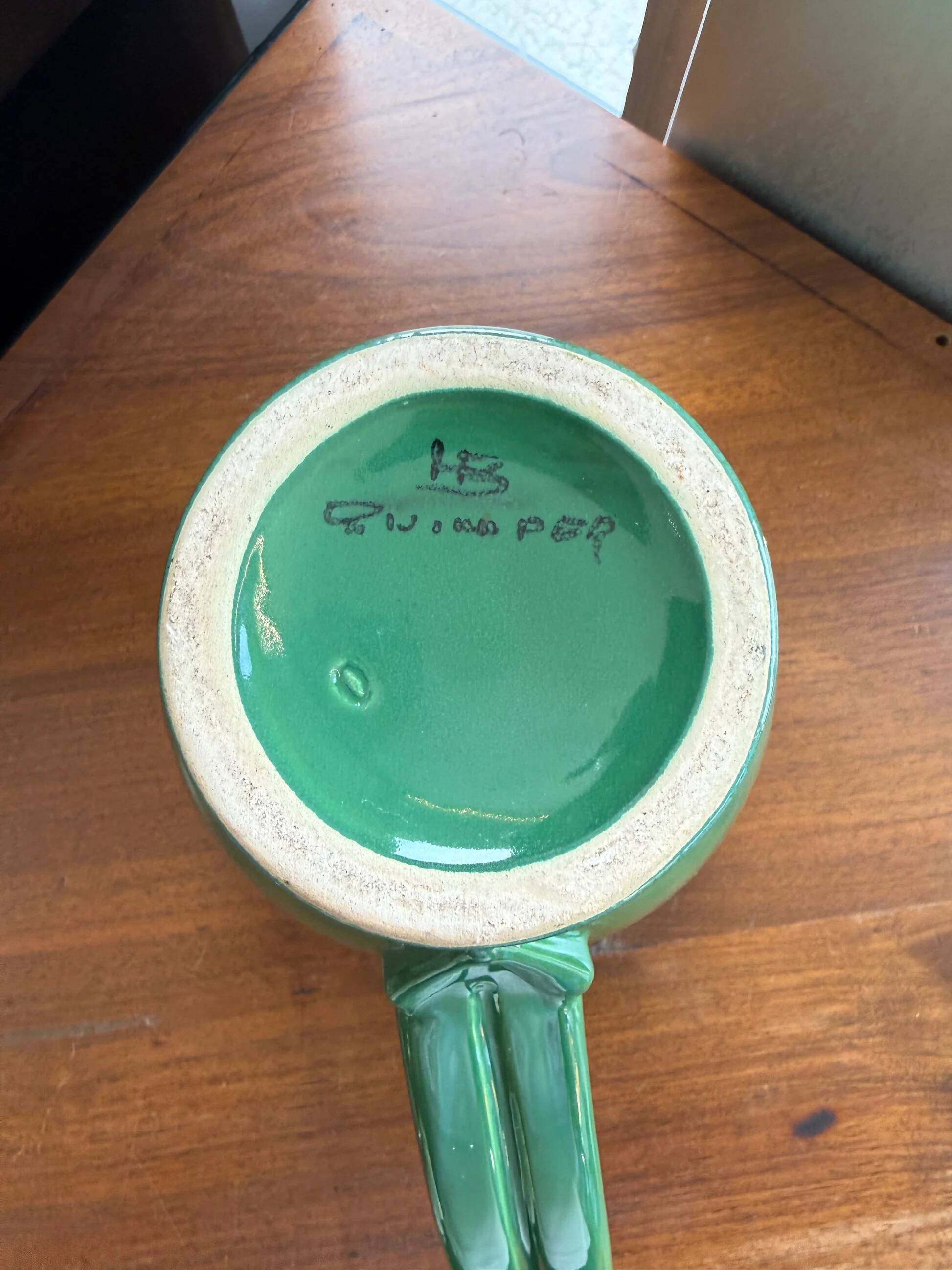 Pichet, pot à eau en faïence émaillée verte – HB Quimper, période art déco