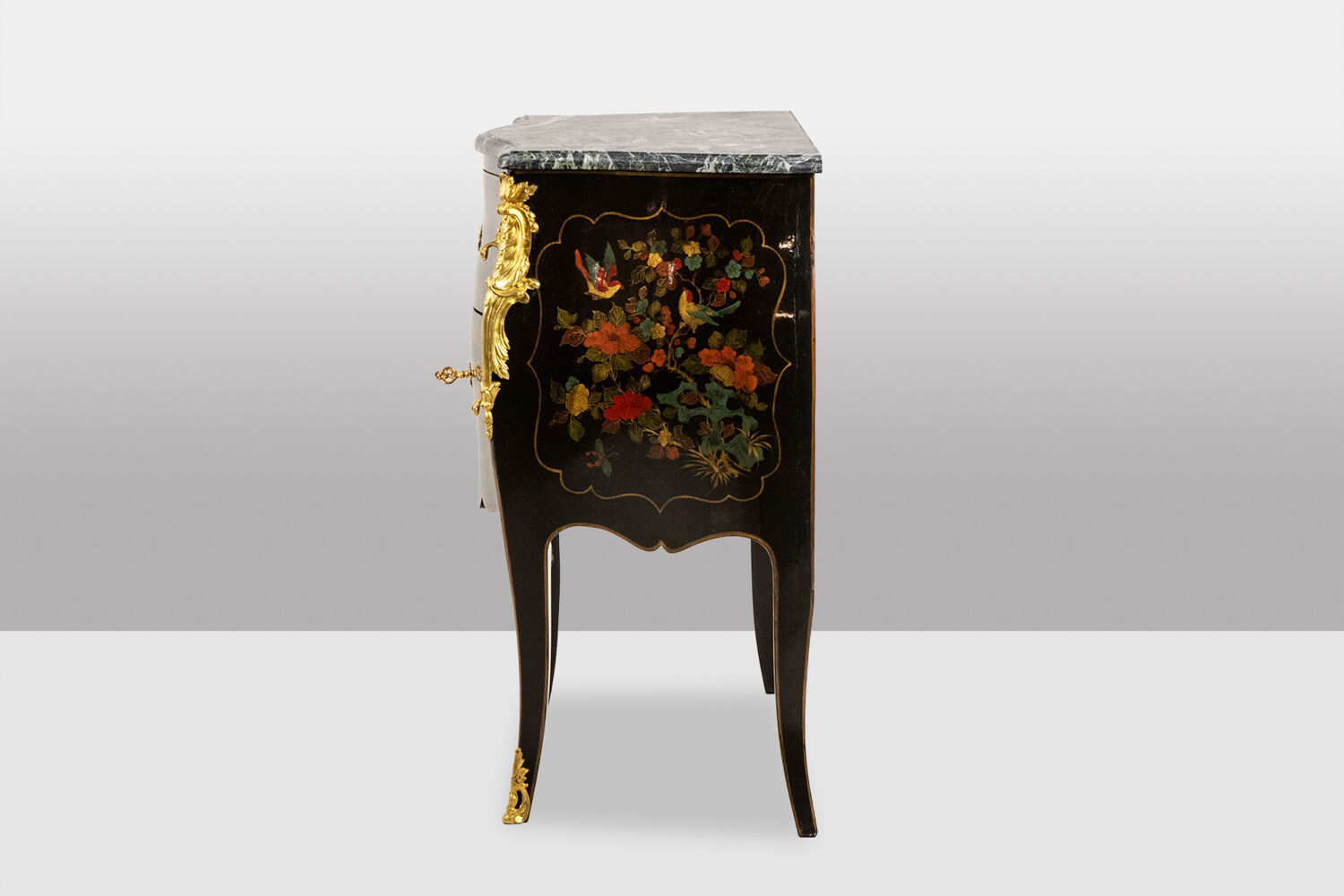 Commode sauteuse de style Louis XV en laque. Années 1950.