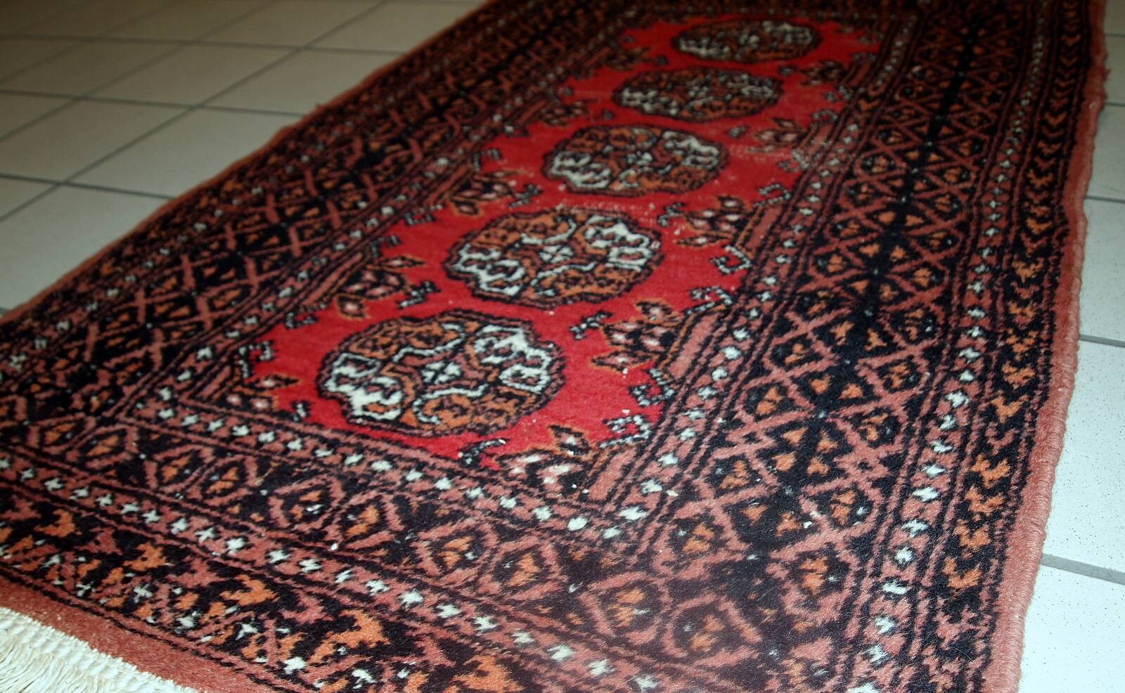 Tapis vintage fait main Lahore en laine rouge (75cm x 119cm) – Années 1960