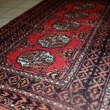 Tapis vintage fait main Lahore en laine rouge (75cm x 119cm) – Années 1960