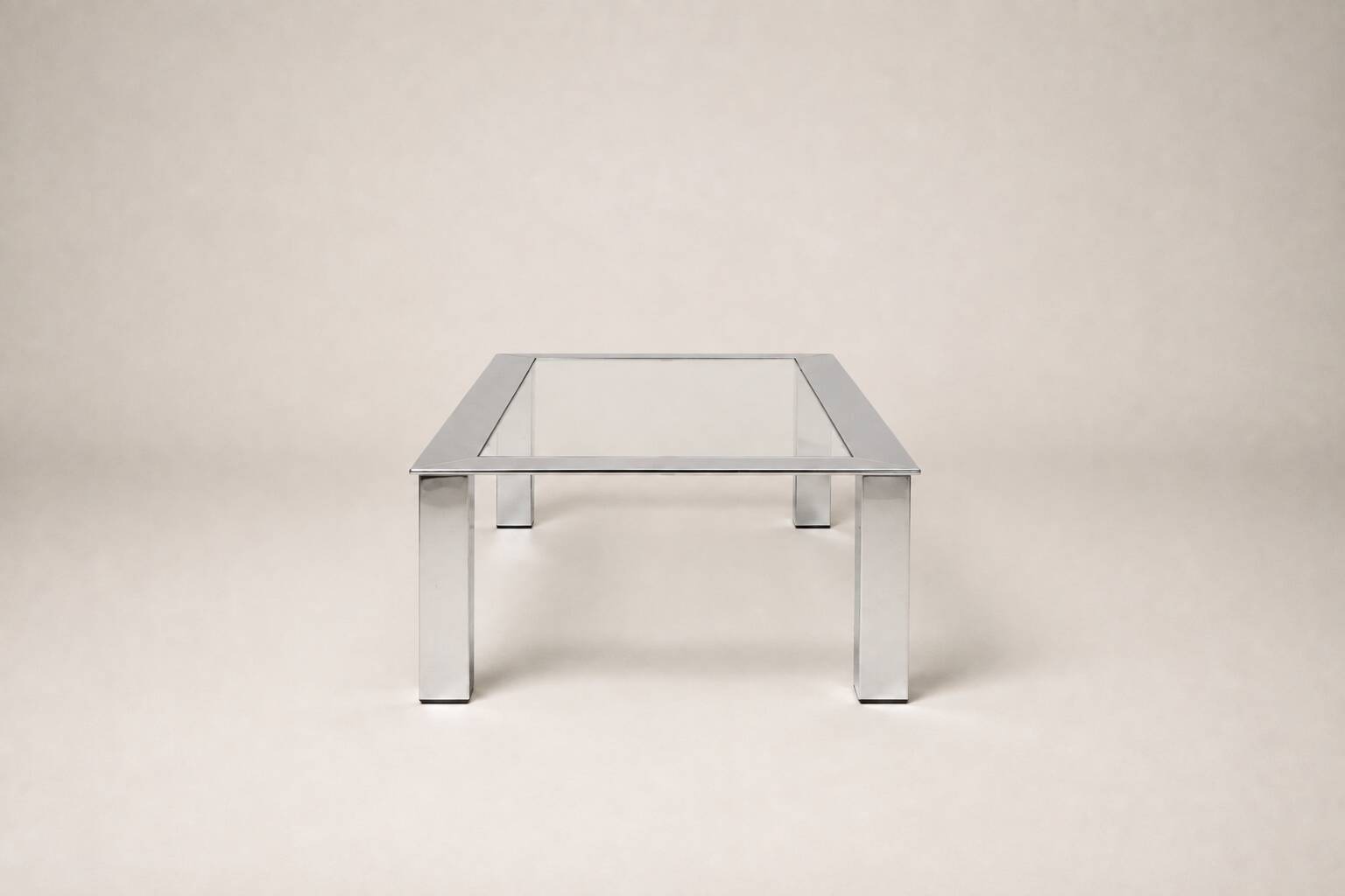 Table basse moderniste en acier chromé et verre clair — Europe, vers 1970