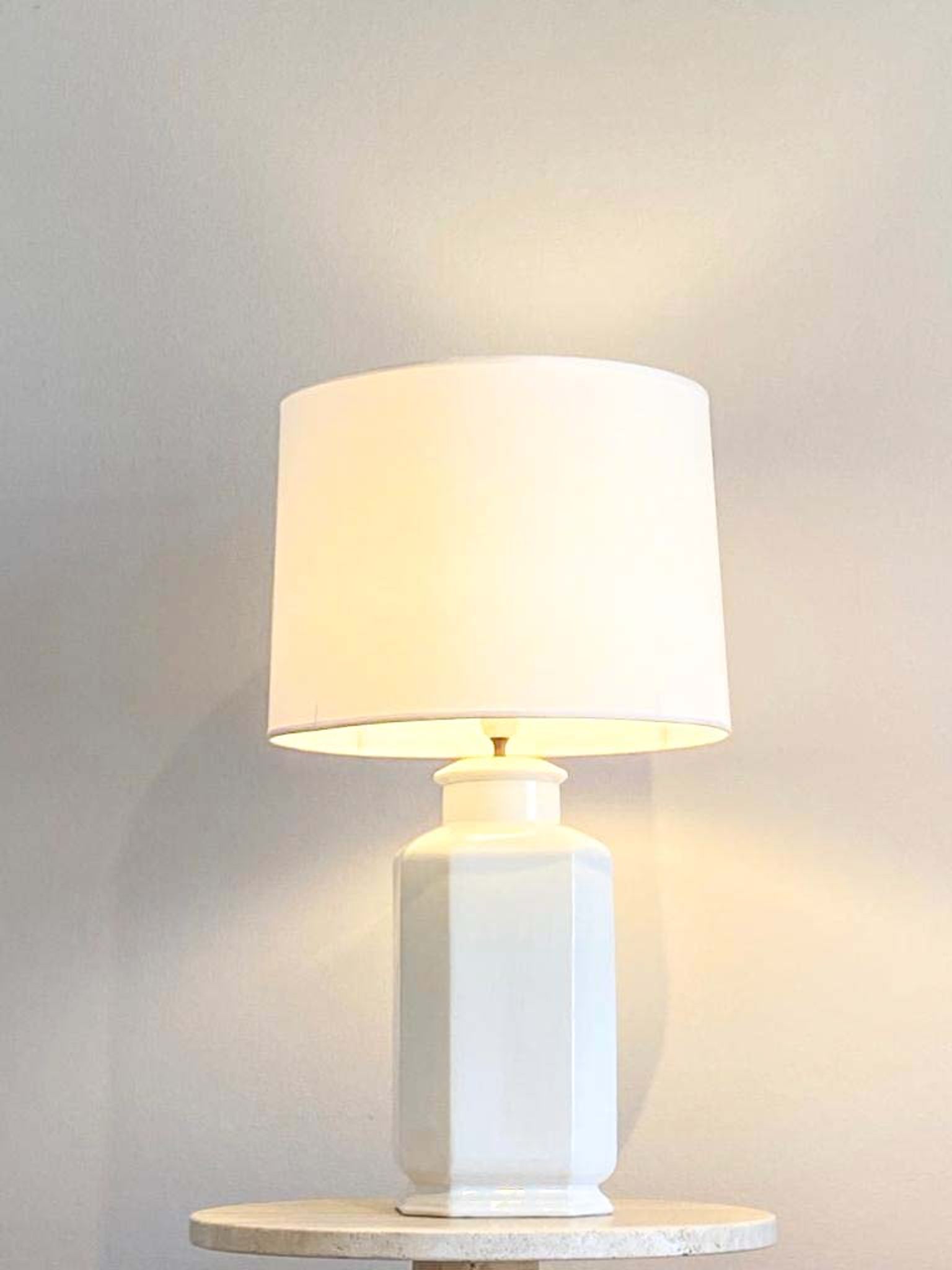Lampe de table en céramique laquée blanche, Italie 1970s