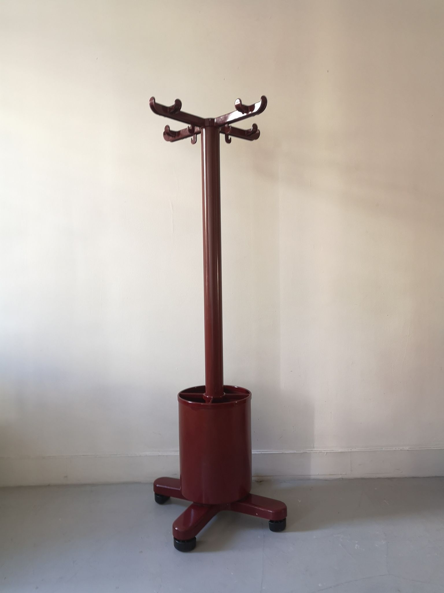 Olivetti Syntesis standing coat rack by Ettore Sottass, 1970