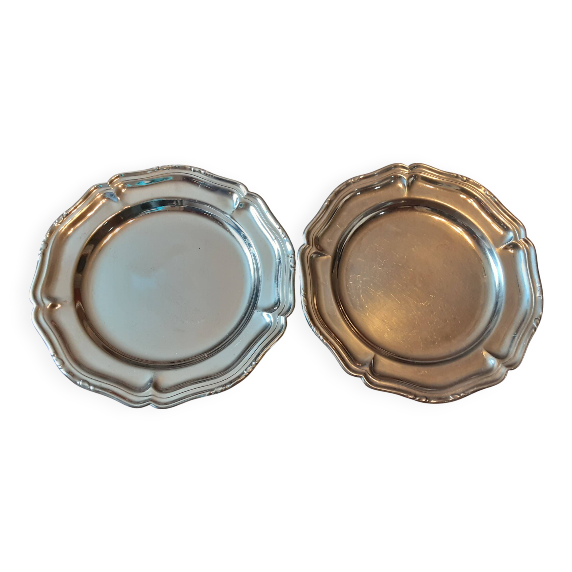 Set of 2 round stainless steel dishes