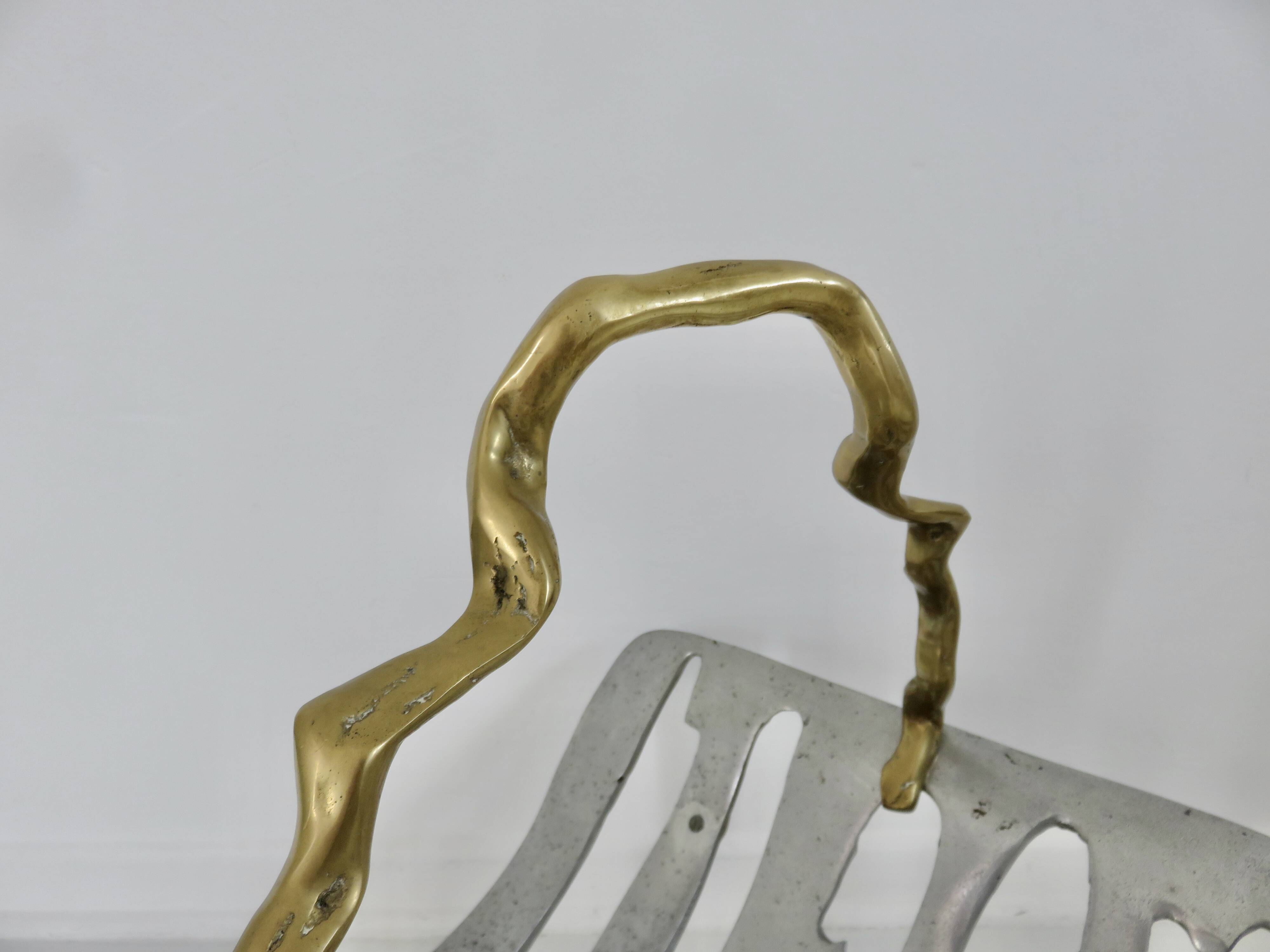 Porte buches de cheminée moderniste, laiton et aluminium, 1970