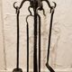 Nécessaire de cheminée support avec 4 accessoires fer forgé et bronze