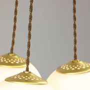 Lampe suspendue en laiton et opaline italienne du milieu du siècle