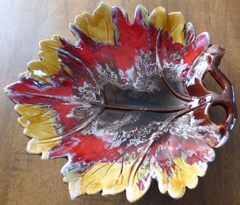 Valauris brand leaf-shaped fruit bowl tray
