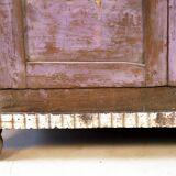 Ancien vaisselier en teck birman avec patine mauve d'origine