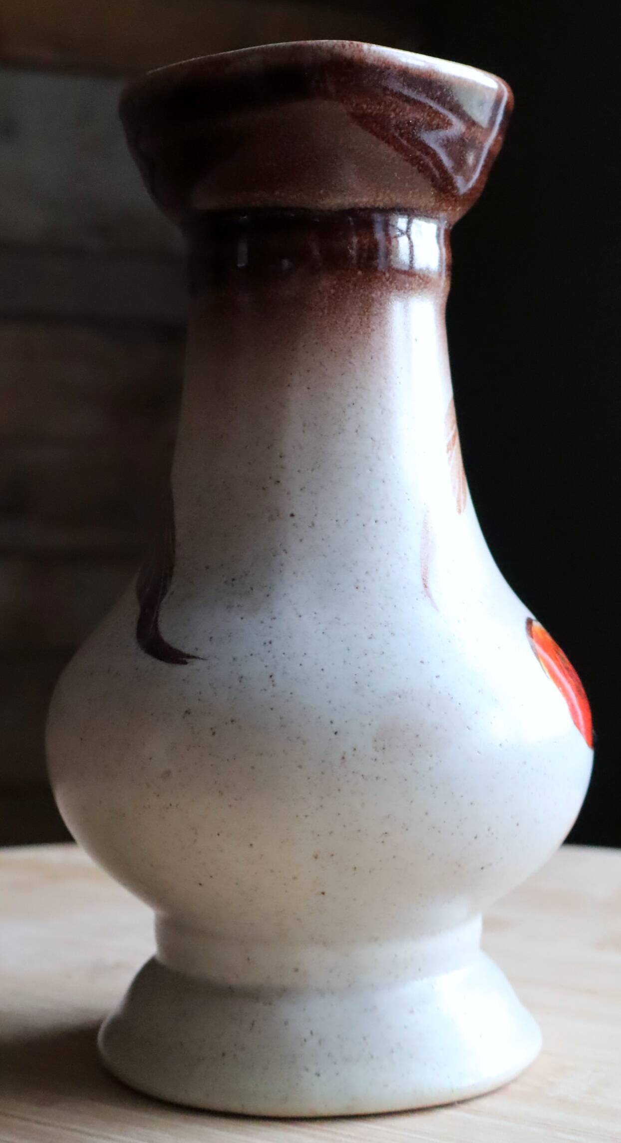 Pichet en grès émaillé à décor de cerises