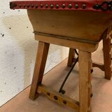 Paire de tables basses en bois naturel dessus en simili cuir rouge XX siècle