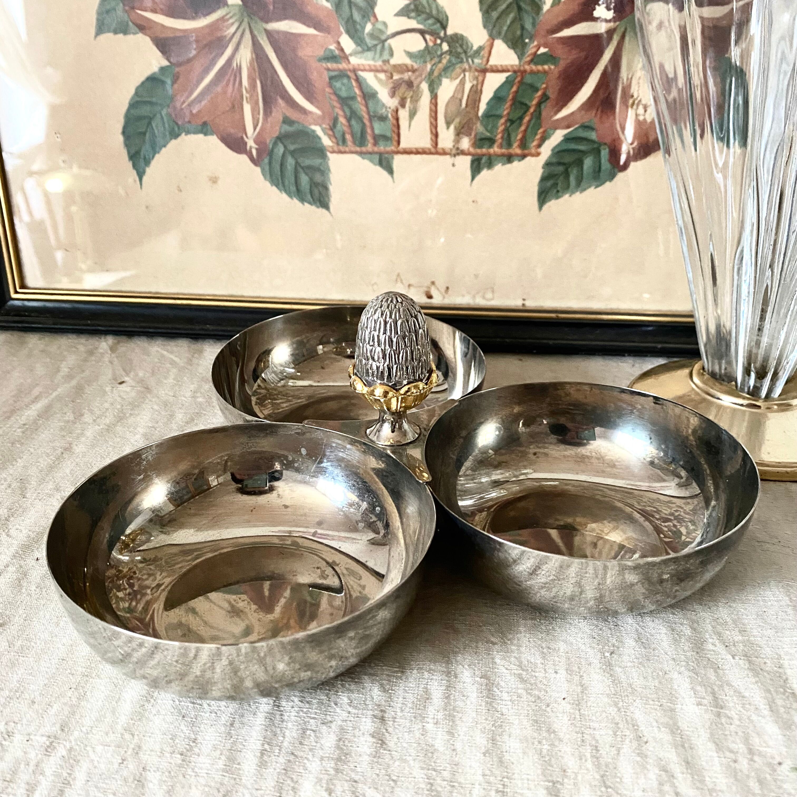 Servant in silver metal pine cone