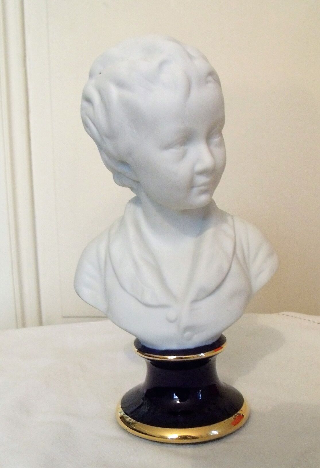 Buste de jeune garçon en biscuit de porcelaine de Limoges signé Ternet