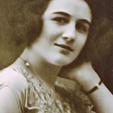 Photo "elegant leaning on the armchair" of fontes paris