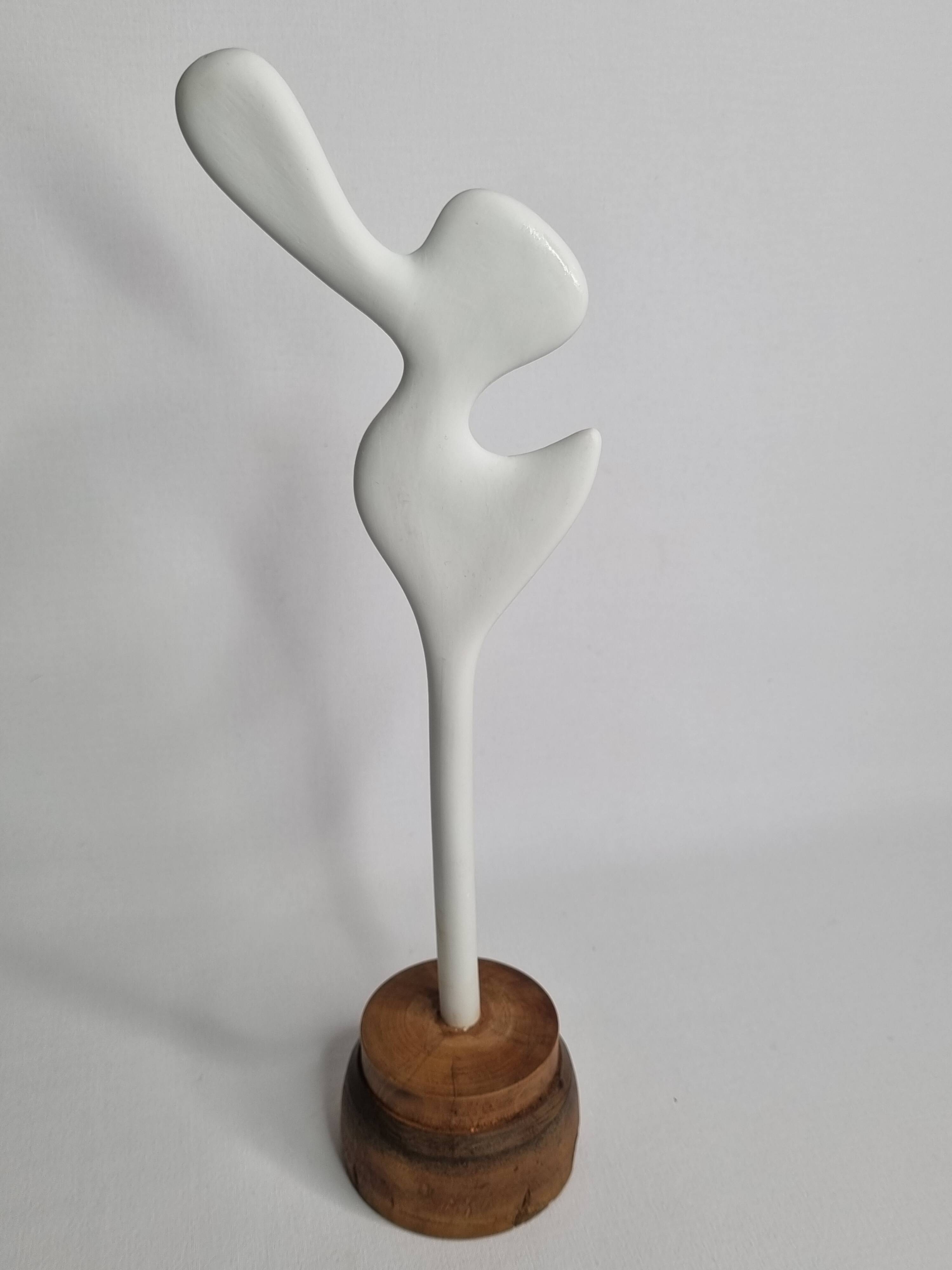 Sculpture d’inspiration biomorphique, sur socle en bois industriel, 37 cm