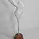 Sculpture d’inspiration biomorphique, sur socle en bois industriel, 37 cm