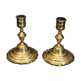 Paire de bougeoirs 19e en bronze à décor ciselé de style Régence