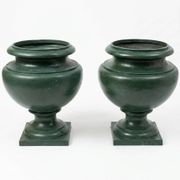 Pair of Medici vases in cast iron from the 19th century.