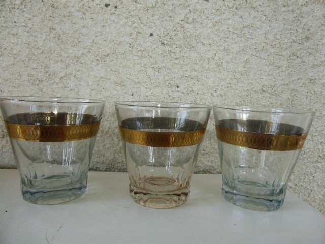 5 drinks a cocktail vintage 1950, edged gold and each Fund has a different color