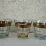 5 verres a aperitif vintage 1950, liseré or et chaque fond a une couleur differente