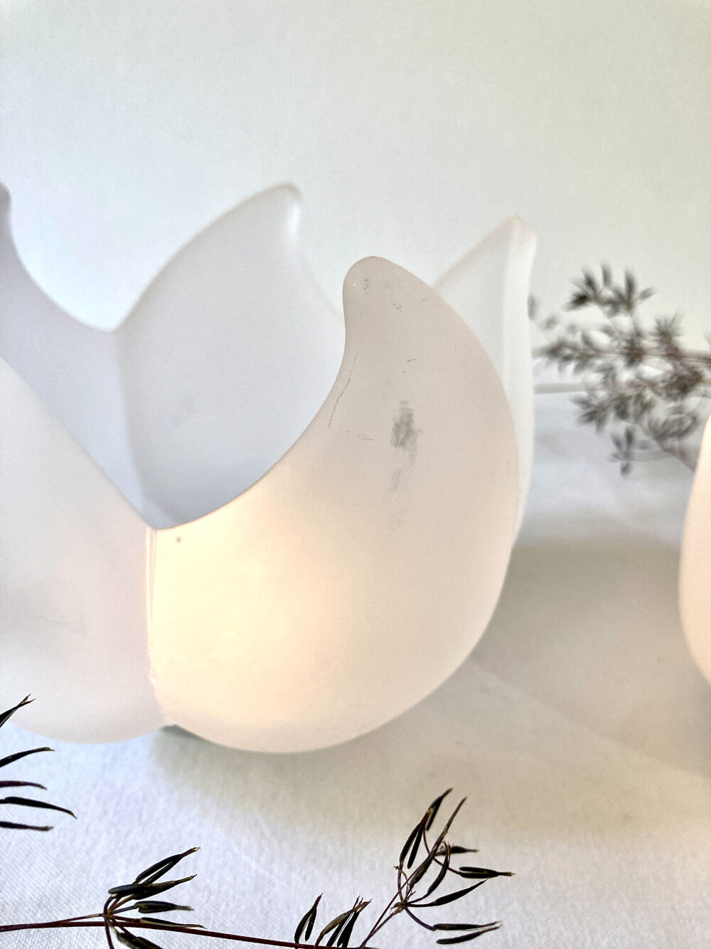 Pair of "Lotus" frosted glass candle holders – Leonardo