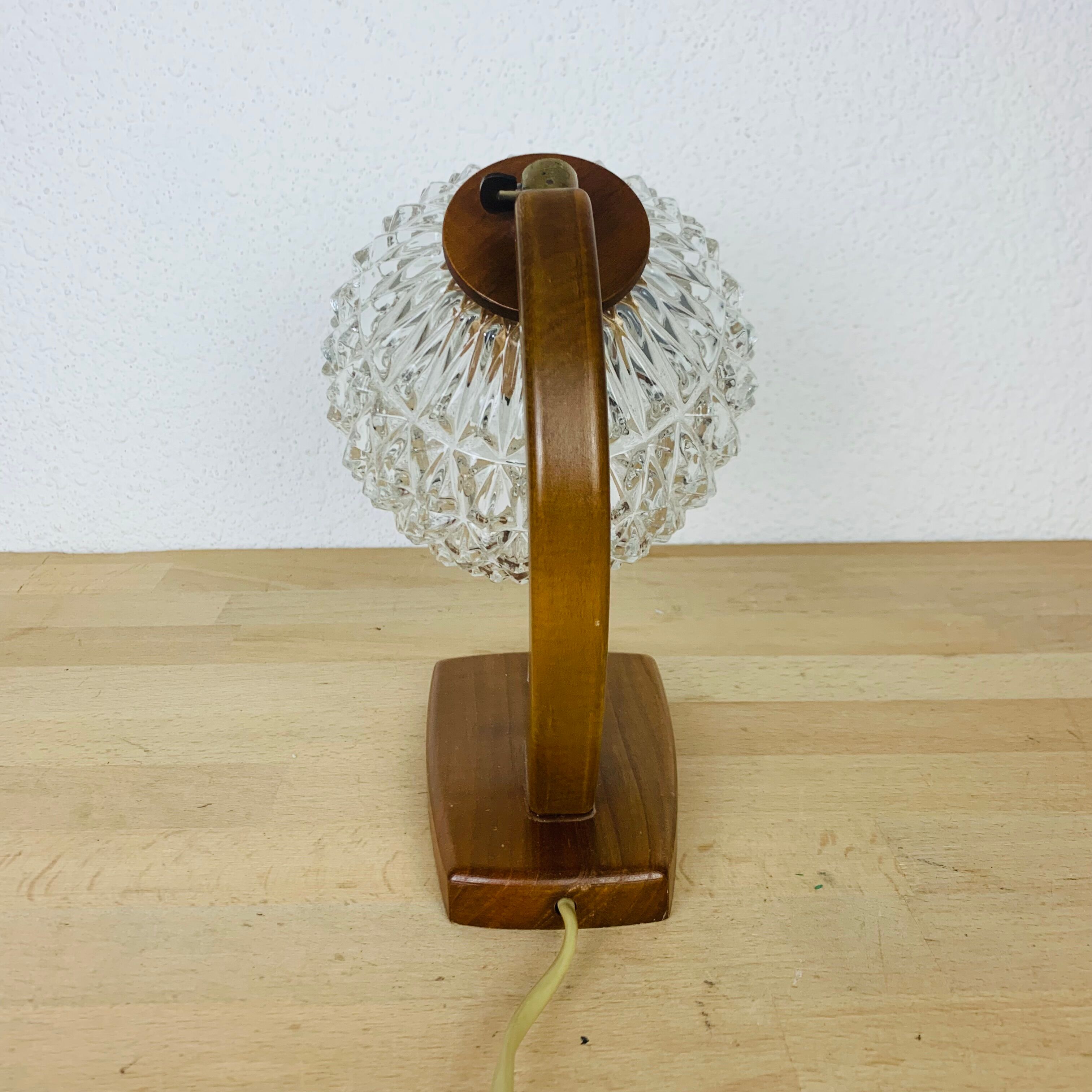 Lampe scandinave arc bois courbé globe verre ciselé