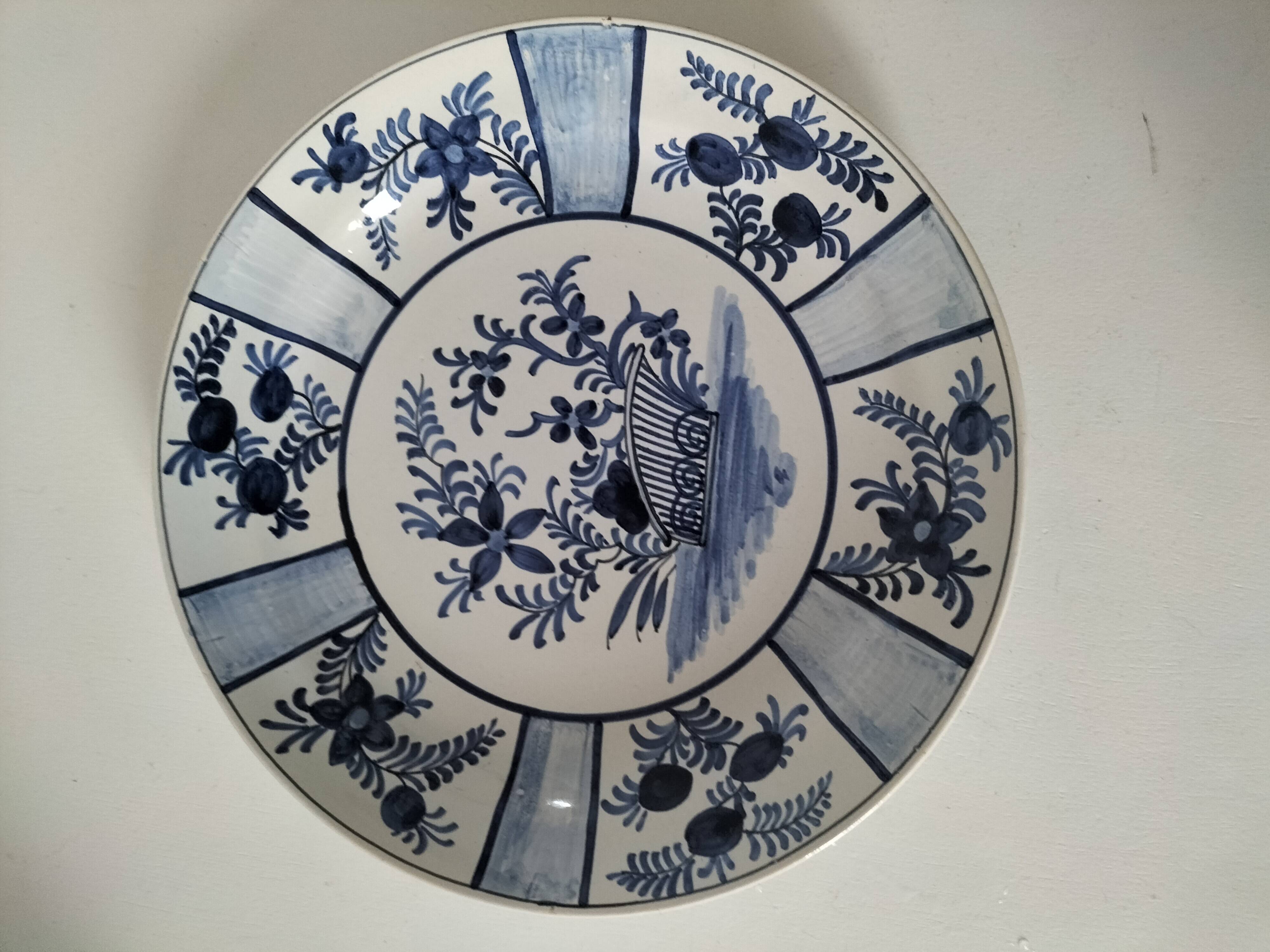 Assiette en faïence peinte à la main