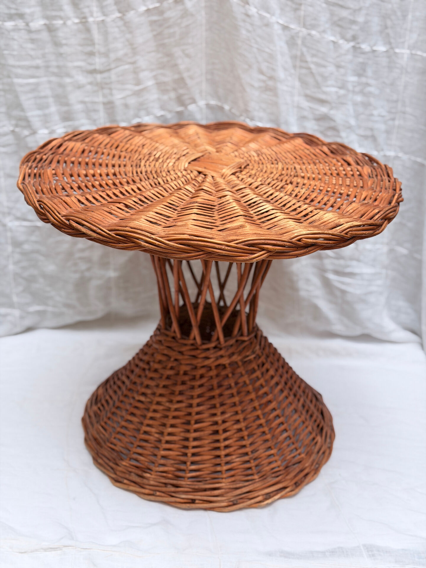 Table d’appoint artisanale vintage en osier tressé