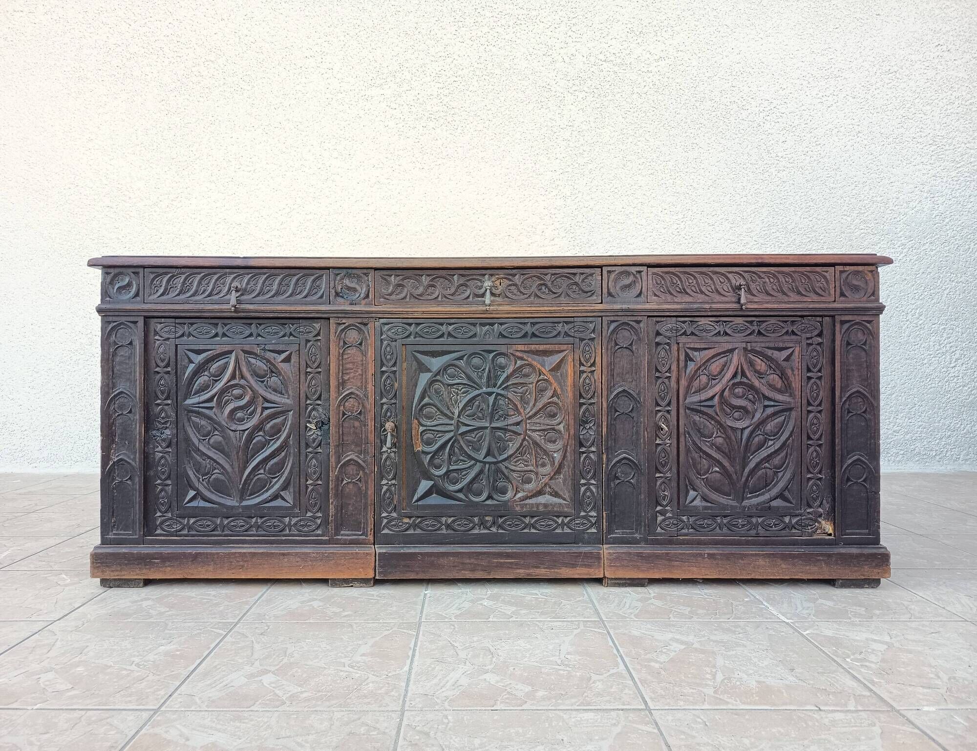 Large Gothic desk in solid oak from the 19th century.