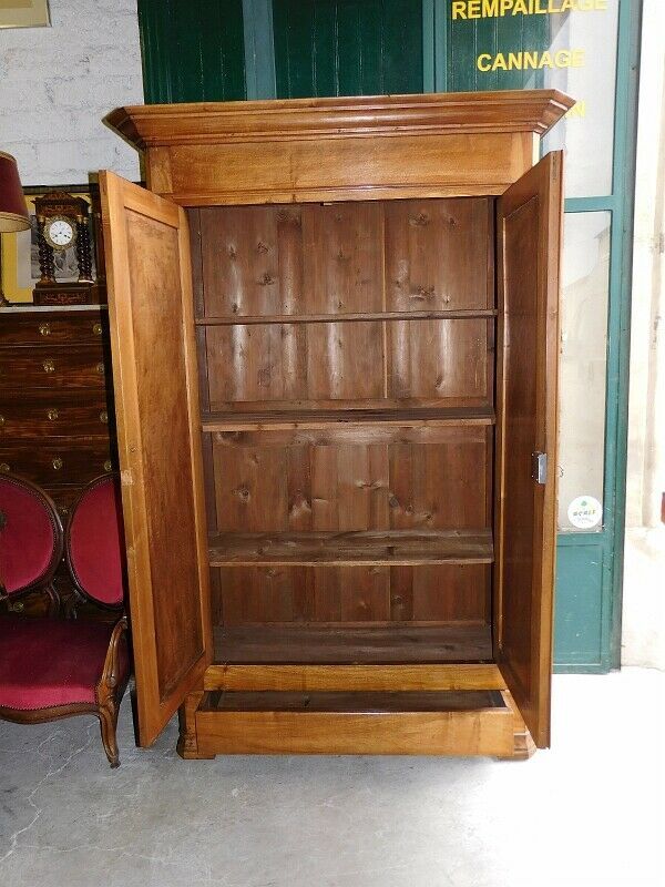 Louis Philippe walnut blond cabinet of the 19th