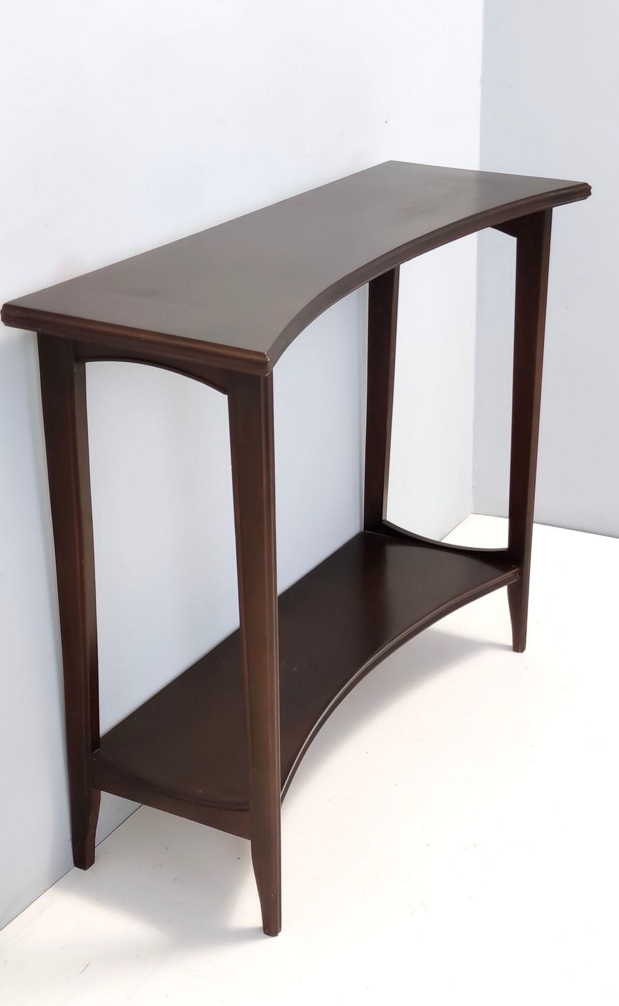Table console en hêtre ébénisé postmoderne avec une étagère inférieure, Italie