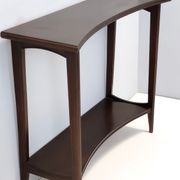 Table console en hêtre ébénisé postmoderne avec une étagère inférieure, Italie