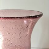 Vase en verre bullé violet