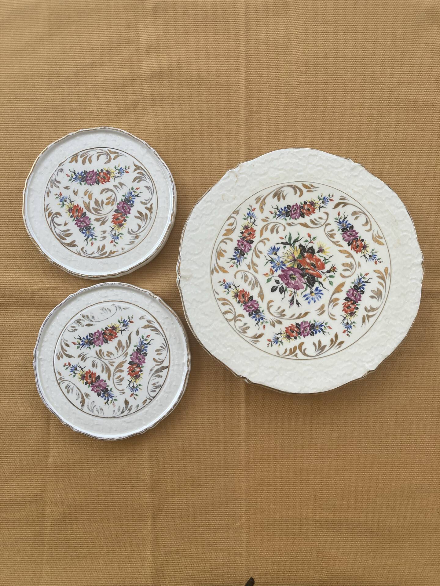 Presentation platters in artistic ceramic from the brand Cernanord Fr.